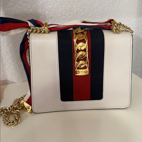 Gucci Sylvie leather mini bag - White Crossbody Bag with Gold and Red Accents - Picture 3 of 5